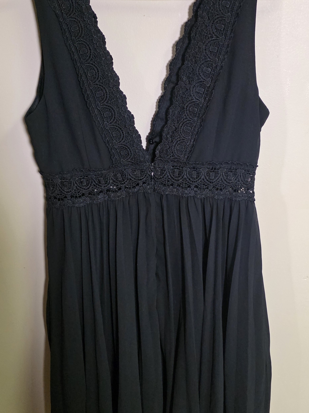 The Clothing Company Black Crochet Lace Plunge V-Neck Pleated Dress Sz L